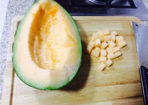 小朋友吃哈密瓜的小视频,小宝贝欢乐品尝哈密瓜瞬间