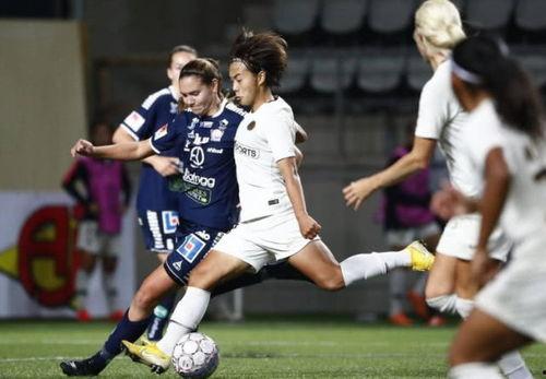 王霜回国吃瓜视频,揭秘足球女神的日常生活瞬间